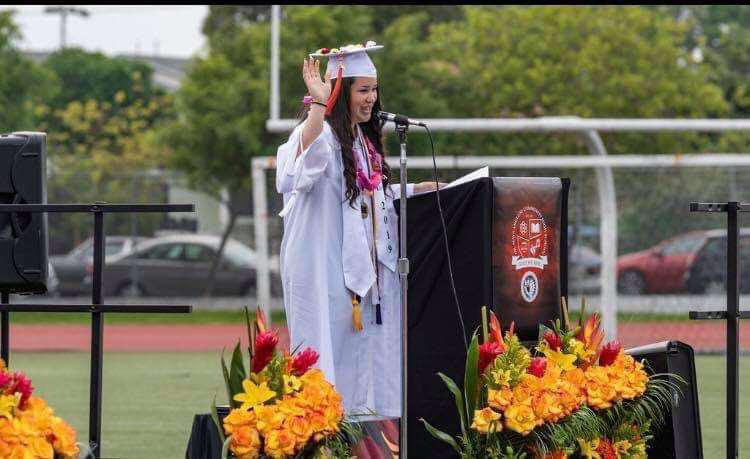 La joven posa frente a uno de los edificios de su universidad. Dio el discurso en su graduación de High School y recordó sus raíces hondureñas.