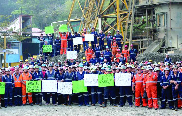 Mineros de El Mochito protestan por falta de pago de salarios de empresa