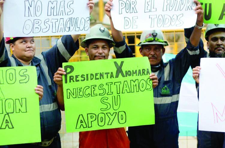 Mineros de El Mochito protestan por falta de pago de salarios de empresa