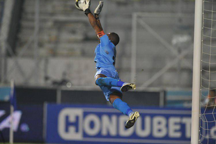 Buba López y su espectacular lanzada tras un tiro libre del Dropy Gómez.