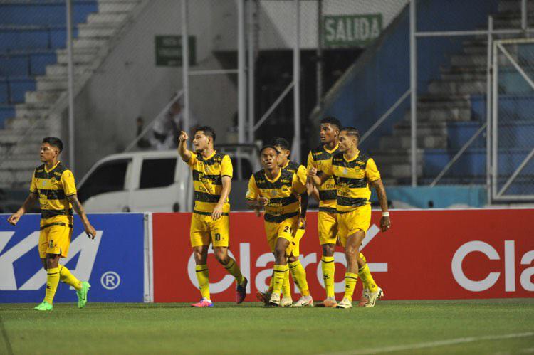 Jugadores del Real España celebrando el gol de Bryan Félix.