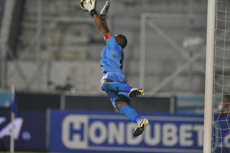 Buba López se lanza de forma espectacular para desviar un tiro libre de Rodrigo Gómez.
