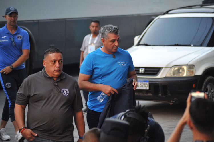 Diego Vázquez en el momento que llegaba al estadio Nacional Chelato Uclés.