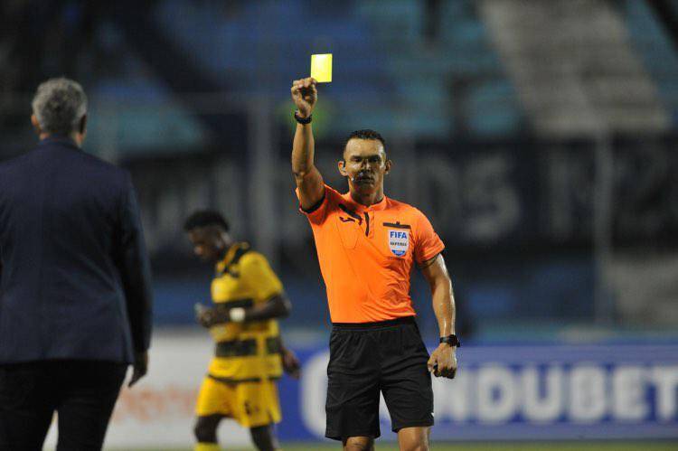 Diego Vázquez recibió una tarjeta amarilla por sus protestas. 