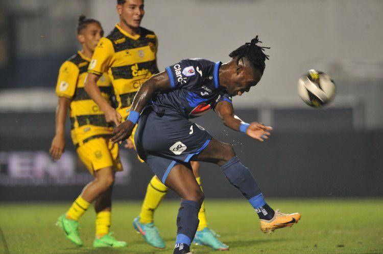 Rubilio Castillo fue sacado por Diego Vázquez a los 80 minutos y reaccionó molesto.