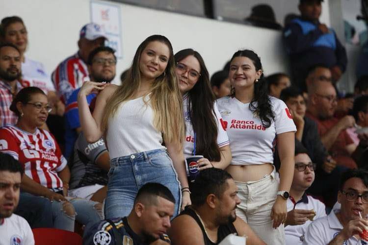 Las chicas que robaron miradas en las graderías del coloso capitalino. 