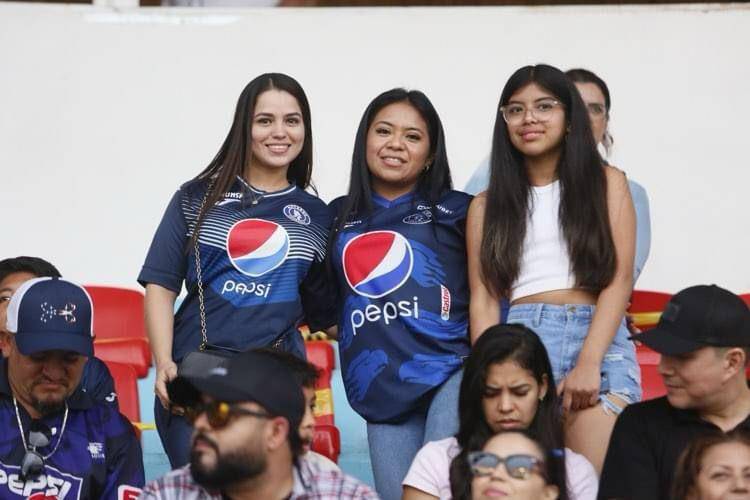 Las aficionadas de Motagua también se hicieron presentes en el Estadio Nacional para disfrutar del espectáculo. 