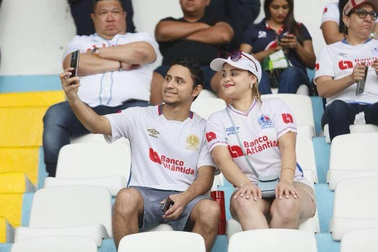 ¡Una selfie! Así posaron estos aficionados en las graderías del Estadio Nacional. 