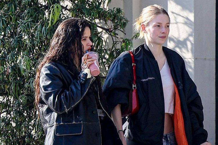 Hunter Schafer tiene 25 años y Rosalía 31. Ella ha roto su silencio al respecto con el beneplácito de la otra parte implicada en esta historia, como ella misma se encarga de recalcar aclarando que lo habían hablado la noche anterior. “Una parte de nosotras quiere acabar con todo eso, y otra dice: ‘¡Pero por qué, si no es asunto de nadie!’”, ha asegurado Schafer.