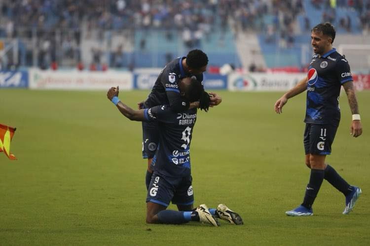 El festejo de Rubilio Castillo tras anotar el primer gol en el Olimpia vs Motagua.