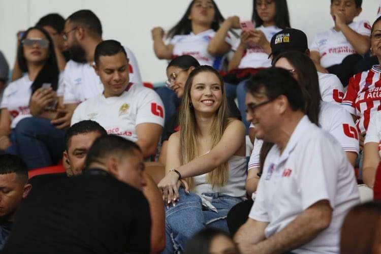 Y ella se robó la atención de los presentes con su hermosa sonrisa. 