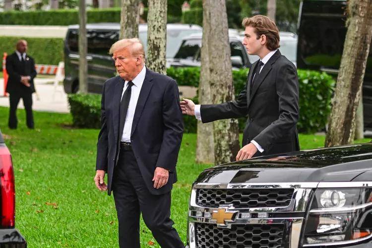 Barron, el menor de los cinco hijos de Donald Trump, saltará a la arena política como delegado del estado de Florida en la próxima convención republicana, en la que el expresidente estadounidense (2017-2021) espera ser designado candidato presidencial, informan medios estadounidenses.