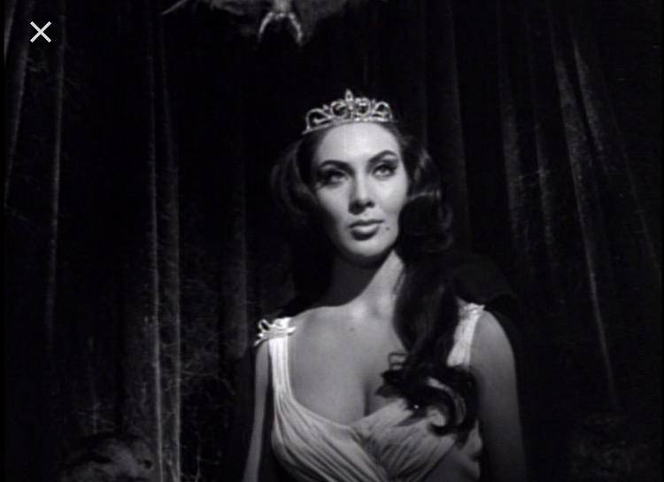 Lorena Velázquez trabajó con figuras como Germán Valdes “Tin Tan”, Adalberto Martínez “Resortes”, Marco Antonio Campos “Viruta” y Gaspar Henaine “Capulina”. Además de su incursión en el cine de luchadores, Velázquez también destacó en melodramas y comedias de la época dorada del cine mexicano.