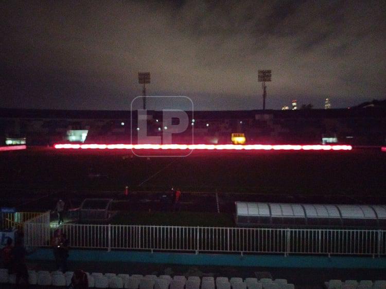 ¡Oscuridad total! Fluido eléctrico falla en el estadio Nacional Chelato Uclés