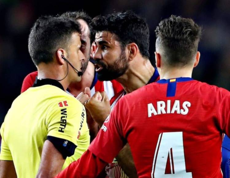 Gil Manzano redactó en el acta del partido que la expulsión de Diego Costa fue por un insulto que el hispanobrasileño trató de explicarle que no era dirigido a él. 'En el minuto 28 el jugador Da Silva Costa, Diego fue expulsado por el siguiente motivo: Dirigirse a mí a viva voz, en los siguientes términos: '¡¡ME CAGO EN TU PUTA MADRE!!, ¡¡ME CAGO EN TU PUTA MADRE!!', así lo escribió el sílbante en el acta. Foto EFE