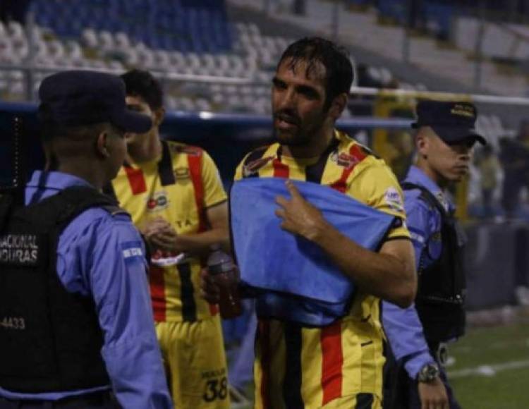 Nicolás Cardozo sufrió los efectos de los gases lanzados por los elementos de seguridad en el estadio.