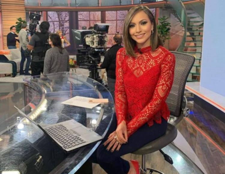 La periodista hondureña habla dos idiomas: inglés y español, lo que le ha valido para ser presentadora del canal 23, afiliado Univisión y como reportera del noticiero nocturno.