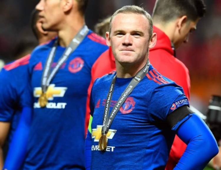 El futbolista inglés Wayne Rooney ha reconocido cuando le preguntaron si continuaría en el Manchester United que 'honestamente no lo sé'. 'Tengo decisiones que tomar en las próximas semanas, tener unas palabras con mi familia, y luego decidiré. Creo que sólo tengo que tomar una decisión en cuanto a fútbol, y eso es lo que haré', dijo el capitán de los' Red Devils'.