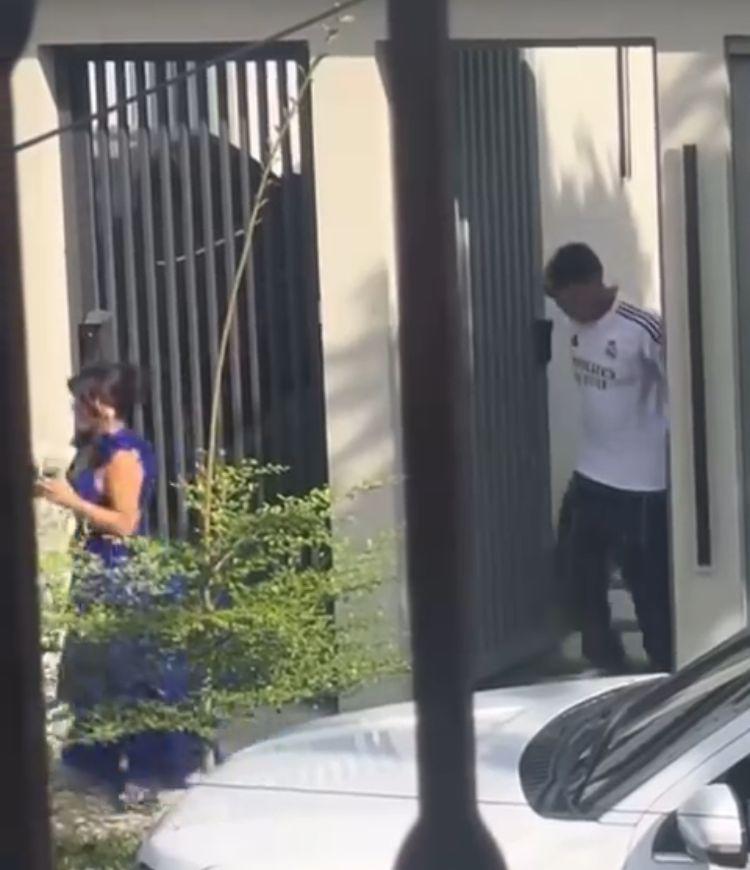 Captan a Supremo y Milagro Flores darse un apasionado beso de despedida