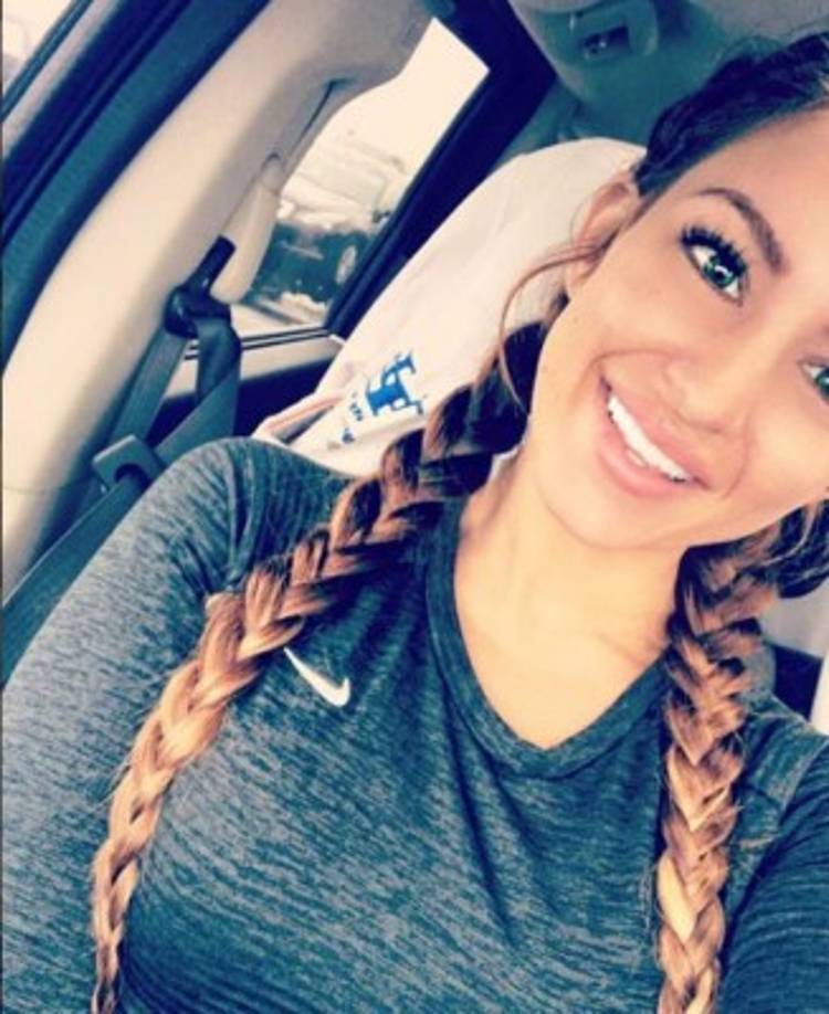 Mindy Sittinpretty tiene talento para posar su escultural cuerpo.