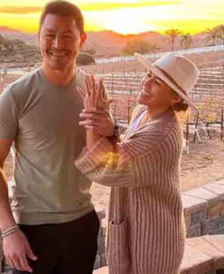 Mediante sus redes sociales, Lo'eau LaBonta expresó su felicidad luego de que Roger Espinoza le entregó el anillo de compromiso. La alegría en ambos era evidente.