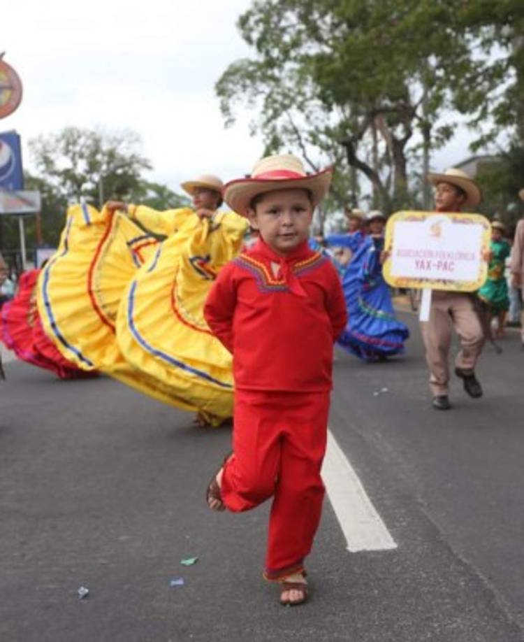 Niños de otros grupos culturales también participaron con sus mejores trajes y bailes.
