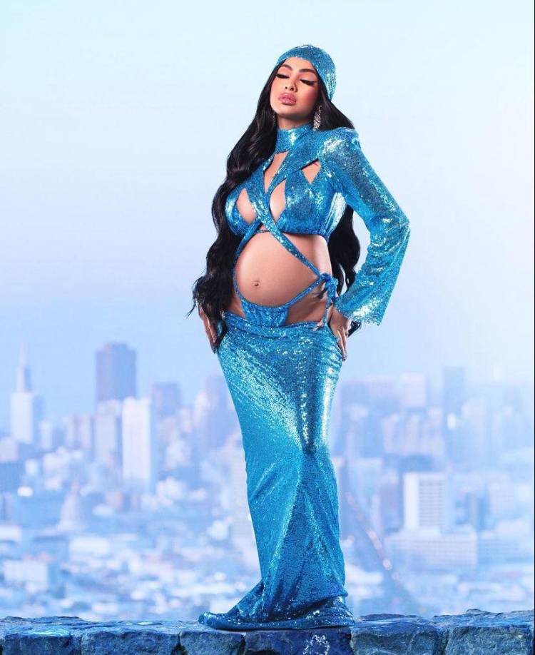 Esto a pocos meses de dar a luz a su hija Cataleya. 