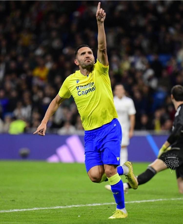 Lucas Pérez celebrando su gol en el estadio Santiago Bernabéu.