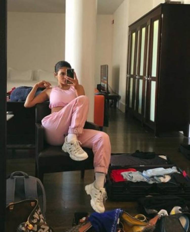 Tras años de rumores, en 2015, en un episodio de Keeping Up With the Kardashians, la socialité aceptó que, debido a la inseguridad que le provocaban sus delgados labios naturales, había decidido rellenarlos.