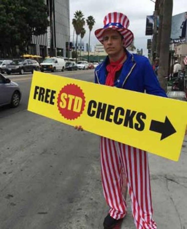 Vitaly Zdorovetskiy ha estado vetado de los estadios en los últimos años, esta vez pudo ingresar para ver la final de Champions League y su novia detuvo el partido.