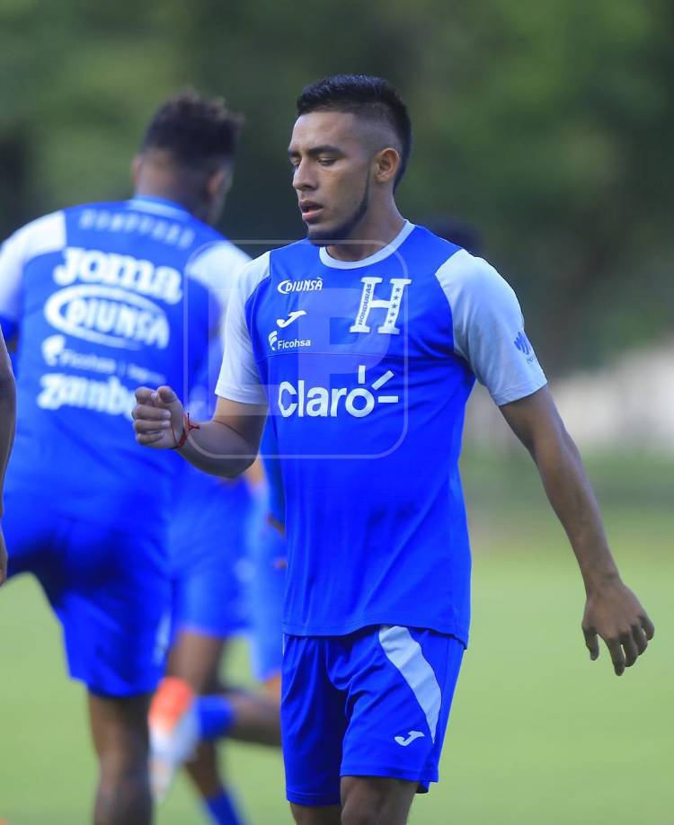 Carlos Argueta: El futbolista del Vida estaría haciendo su debut con la selección Nacional de Honduras en el duelo ante los panameños. Todo indica de que será el lateral por la banda derecha.