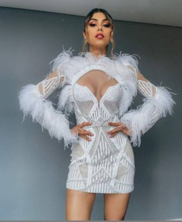 “En este momento yo no me amo, yo no hago cosas que son de amor. Necesito recuperarme, escucharme, así eso me haga parar de trabajar un tiempo, así eso me haga cambiar sencillamente toda esa mentalidad que hasta yo misma ayudé a formar. Con eso me refiero a ese mundo de dietas y de cuerpos perfectos”, manifestó.<br/><br/><br/><br/>