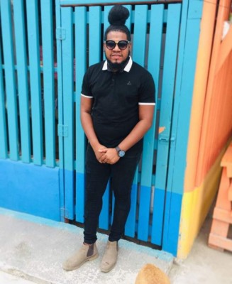 Detrás del cómico personaje se esconde Saul Fox. Un joven hondureño originario de la comunidad garífuna de Sambo Creek, lugar por el cual dice sentir un amor infinito, pues fue la comunidad que lo vio nacer.