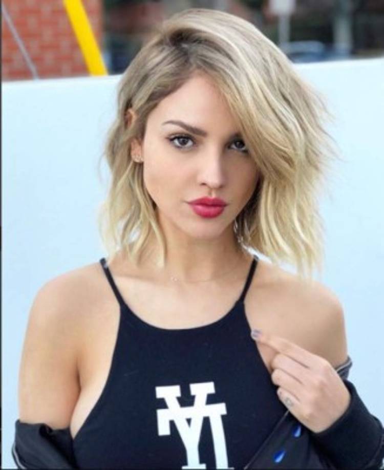 La actriz pasó de ser castaña a rubia, por lo que llegó a compararse con el look usado hace unos meses por Selena Gómez.