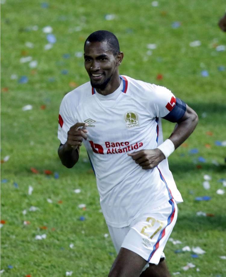 Jerry Bengtson - Juan Francisco ‘Tato‘ Saybe, directivo del Olimpia, dice que no habrá muchos cambios y que los planes son hasta retener al delantero y capitán albo. “Esa es la idea. La idea es que el equipo se toque lo menos posible y nos estamos sentando uno a uno con los muchachos, les dimos un par de días y yo creo que ya a partir de hoy ya empezamos a cerrar, entonces pronto vamos a tener ya noticias más concretas”, dijo.