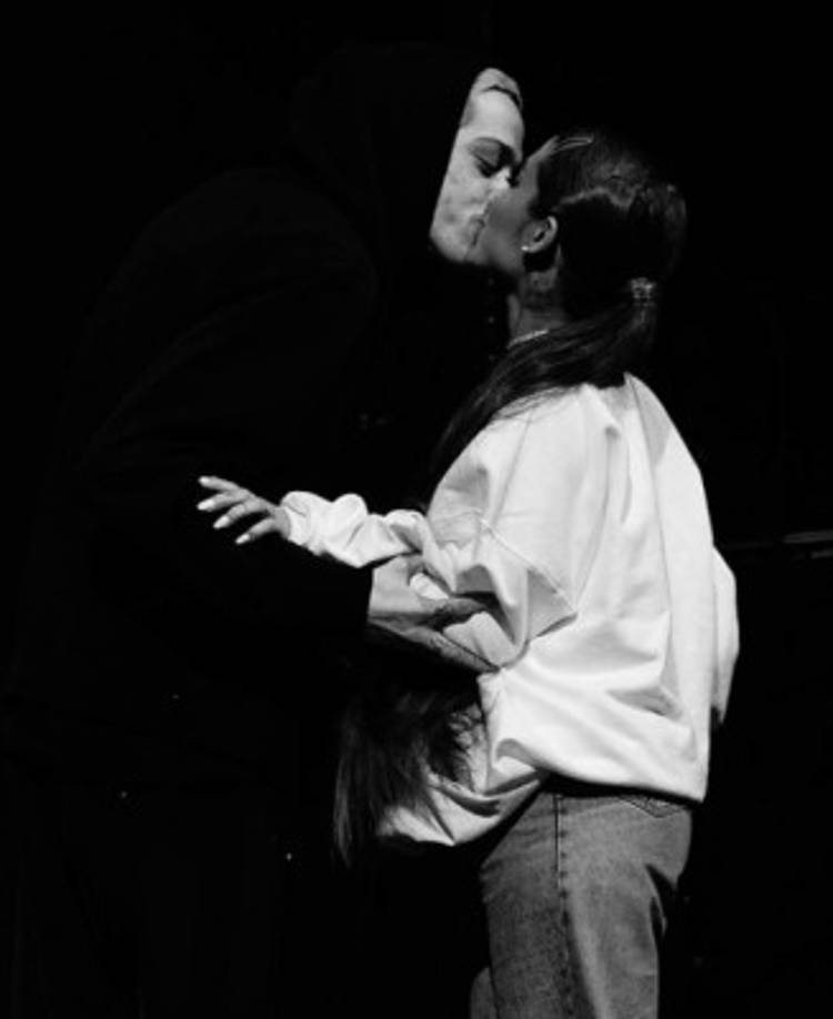 Davidson le pidió matrimonio a Ariana pocas semanas después de iniciar su relación.