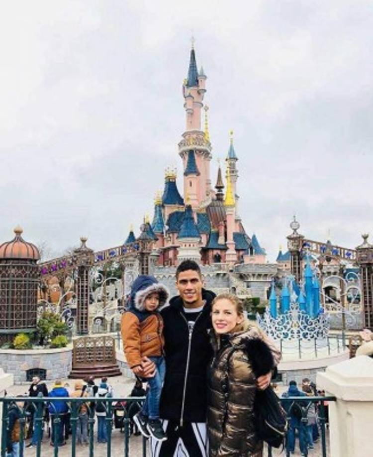 Raphael Varane, defensa francés del Real Madrid, con su familia en Disneyland París.