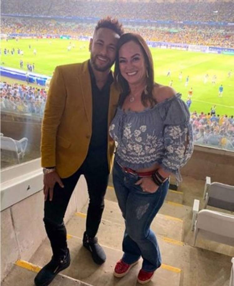 La progenitora del '10' de PSG se ha mostrado muy contenta y enamorada al hacer el anuncio de su nueva relación.