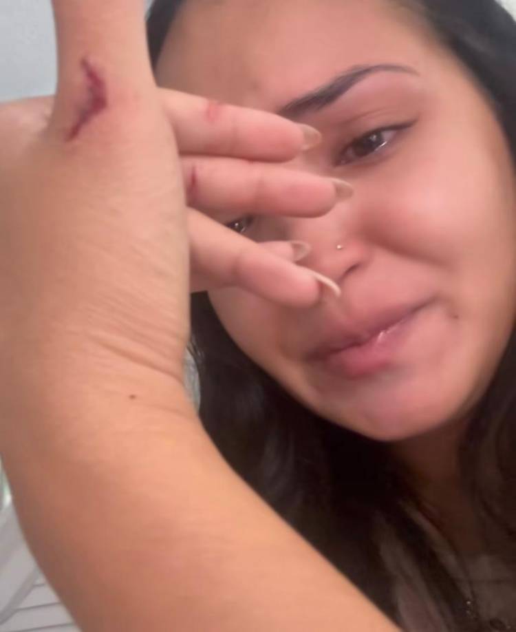 “Me tiré al piso pidiéndole que por favor no hiciera nada, con la intención de meterme debajo de la cama, pero era muy bajita y decidí arrastrarme hacia él gritándole que parara. En ese momento, escuché el disparo que me dejó aturdida; mi mamá, que ya estaba detrás de él, forcejeó para que el disparo no me alcanzara”, relató Berroteran en Instagram.