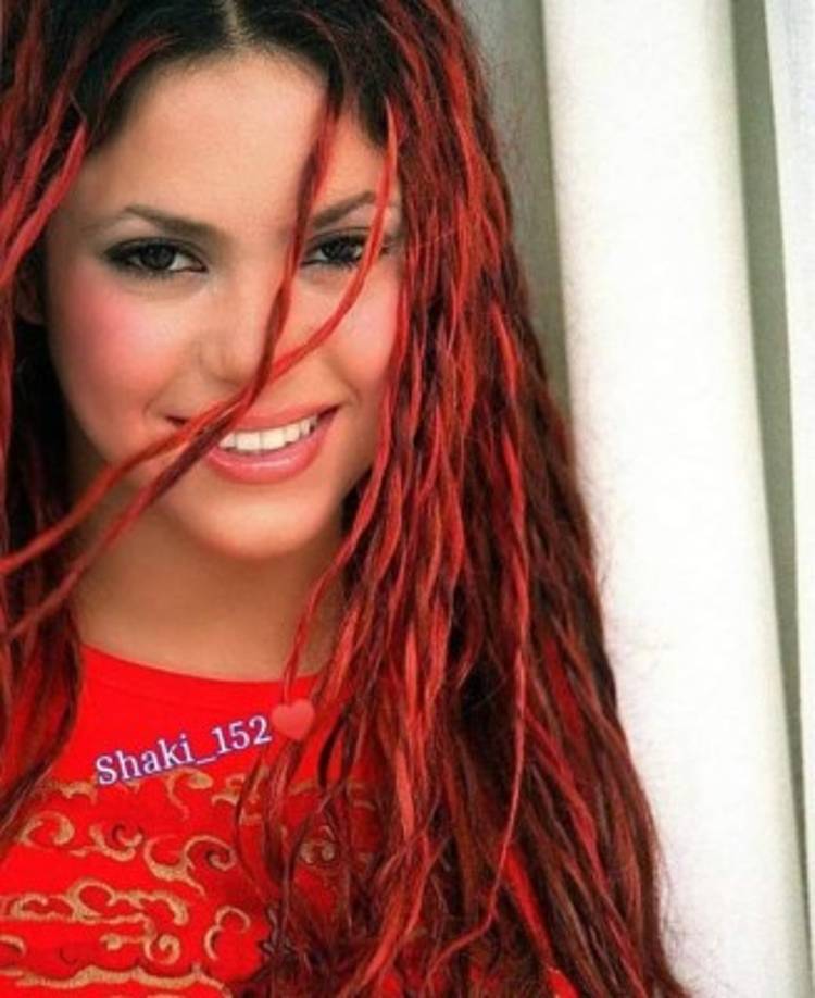 Desde su cabellera negra hasta su melena pelirroja; Shakira ha mostrado su sensualidad en los cambios.