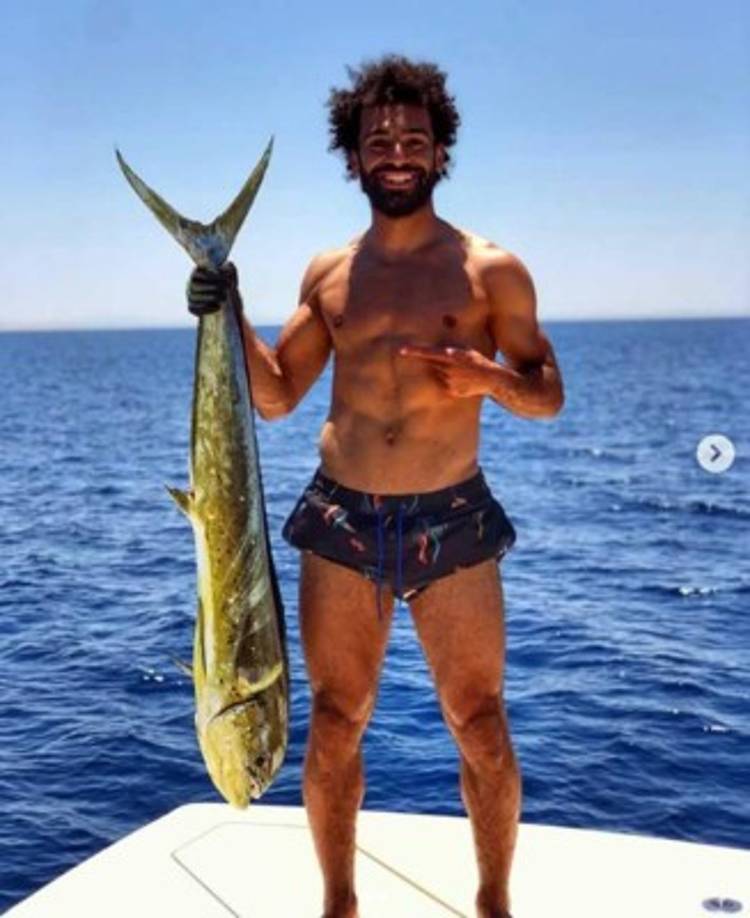 Mohamed Salah, la estrella egipcia del Liverpool, estuvo de pesca y posó con su 'premio'.