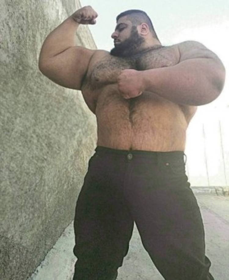 Gharibi se dedica al levantamiento de pesas y es capaz de levantar 175 kilos.