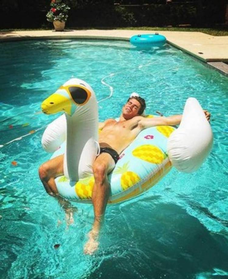 Durante su charla con Outsports, Matthew Pacifici también ha reconocido que cuando era futbolista era mucho más importante para él 'jugar el papel de atleta profesional heterosexual que ser fiel a sí mismo' pero ahora que se ha atrevido a dar el paso espera que sirva para que otros superen el miedo y sigan su ejemplo.