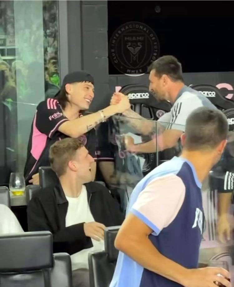 Antes del inicio del partido, Messi saludó al cantante mexicano Peso Pluma, quien estaba en los asientos exclusivos del DRV PNK Stadium.