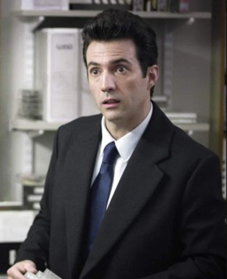 “Yo no vengo a ofrecerle (a Luis Miguel) una solución en su vida, yo le vengo a ofrecer estructura y orden, que es lo que yo veo que un joven, de más o menos la misma edad en la que andan Patricio Robles, y él se identifican'.