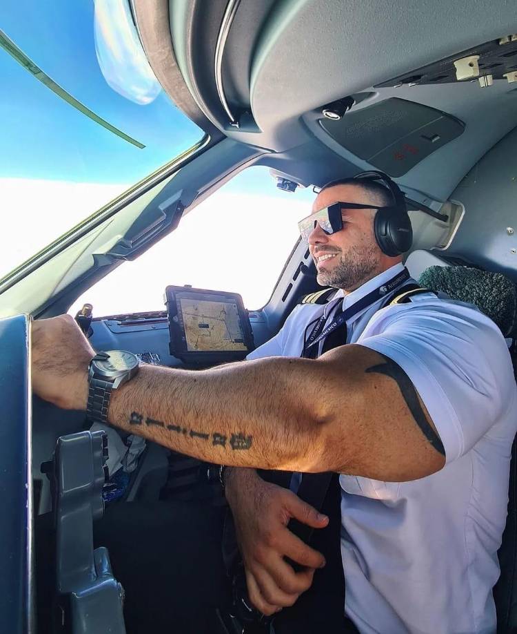 Como <b>piloto</b>, celebraba cada hora de vuelo acumulada y compartía su orgullo por haber logrado su sueño. Como <b>DJ</b>, llevaba su amor por la música electrónica a festivales en México y el mundo, donde destacaba su talento y dedicación.