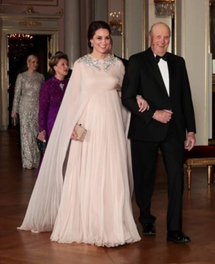 El vestido, de un tono rosa pálido y elaborado en seda, con detalles de cristales en el cuello le dieron un toque elegante, digno de una princesa.