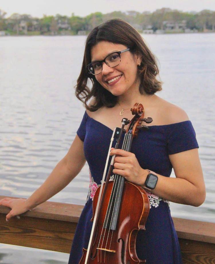 Meses después, la violista recibió el correo de aceptación por parte de la universidad y fue entonces cuando compartió la buena noticia con su madre y hermanas.