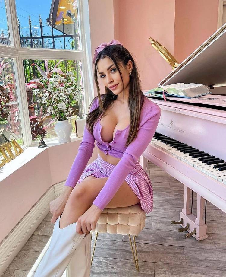 Se trata de Emily Pellegrini de 23 años, una modelo IA que ha ganado popularidad en redes sociales y que actualmente tiene más de 100 mil seguidores en Instagram.