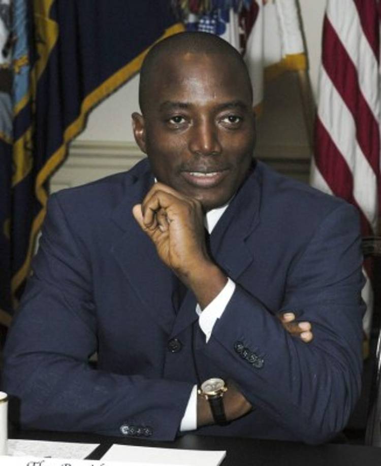 Joseph Kabila heredó el cargo de presidente de la República Democrática del Congo en 2001, luego que su padre fuese asesinado en la Segunda Guerra del Congo. Ganó las elecciones del 2006 y 2011.